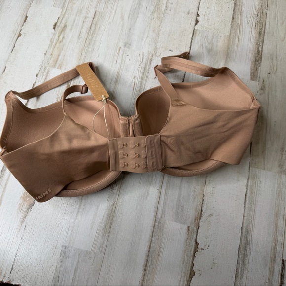 SKIMS Smooth Nude Bra - Picture 2 of 5